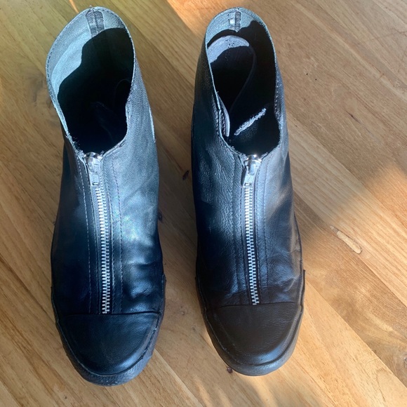 SOLD   Blk zip high top Cons. - Picture 2 of 10